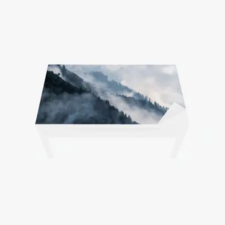 Sticker pour table et bureau brume mystérieuse sur les crêtes forestières – Wallnifity®