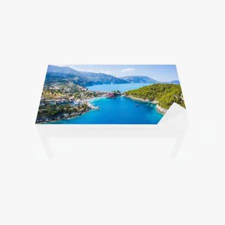 Sticker pour table et bureau baie aux eaux turquoises et village côtier – Wallnifity®