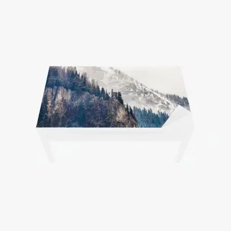 Sticker pour table et bureau falaise enneigée et forêt de pins – Wallnifity®