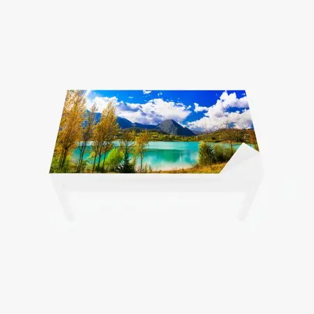 Sticker pour table et bureau lac turquoise au pied des montagnes automnales – Wallnifity®