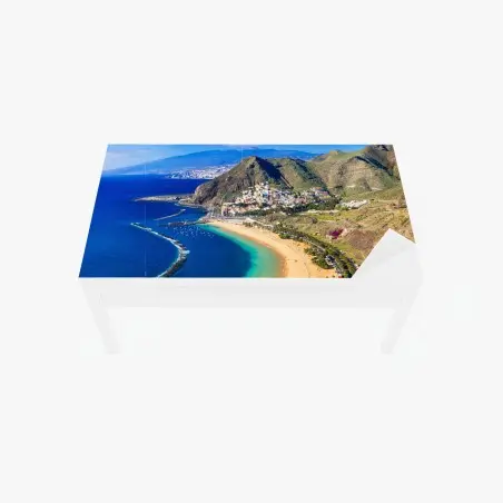 Sticker pour table et bureau plage dorée de Tenerife au pied des montagnes – Wallnifity®