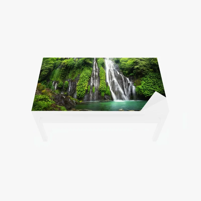 Sticker pour table et bureau cascade émeraude au cœur d'une forêt luxuriante – Wallnifity®