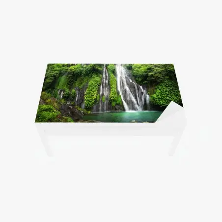 Sticker pour table et bureau cascade émeraude au cœur d'une forêt luxuriante – Wallnifity®