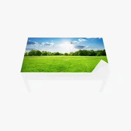 Sticker pour table et bureau champ verdoyant sous un ciel ensoleillé – Wallnifity®