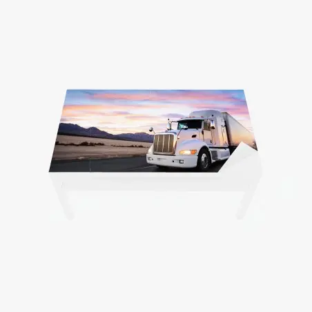 Sticker pour table et bureau camion blanc au crépuscule sur l'autoroute – Wallnifity®