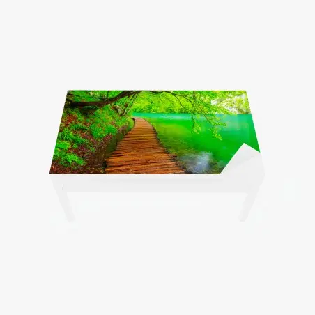 Sticker pour table et bureau chemin en bois au bord d'un lac émeraude – Wallnifity®