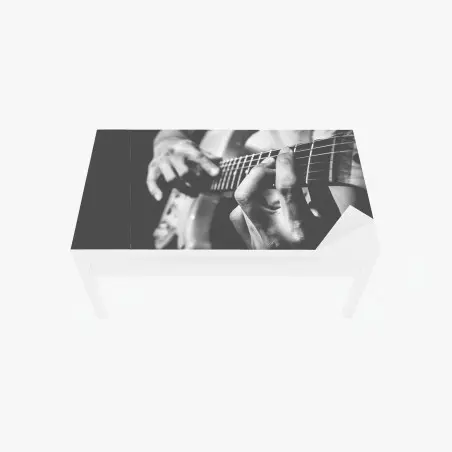 Sticker pour table et bureau mains de guitariste en gros plan noir et blanc – Wallnifity®