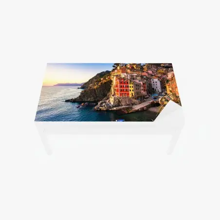 Sticker pour table et bureau Riomaggiore au crépuscule : paysage côtier coloré – Wallnifity®