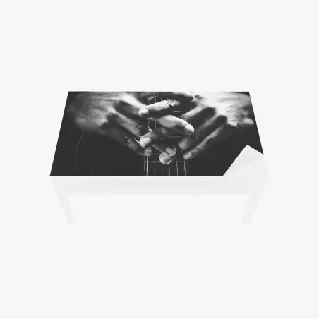 Sticker pour table et bureau mains posées sur le manche de guitare en noir et blanc – Wallnifity®