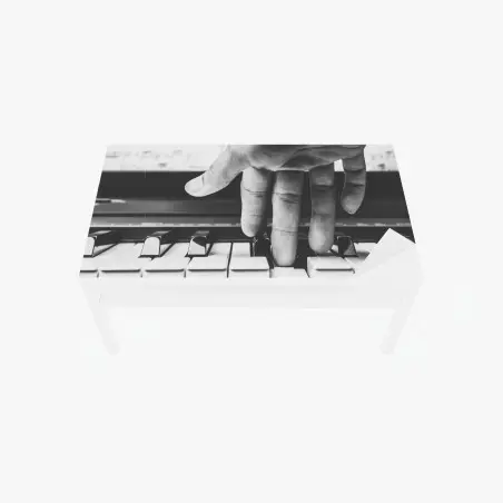Sticker pour table et bureau main expressive sur clavier de piano en noir et blanc – Wallnifity®