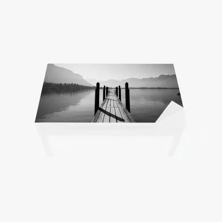Sticker pour table et bureau ponton sur un lac montagneux en noir et blanc – Wallnifity®