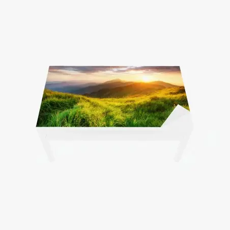 Sticker pour table et bureau aube dorée dans la vallée montagneuse – Wallnifity®