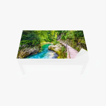 Sticker pour table et bureau sentier boisé le long d'une rivière émeraude – Wallnifity®