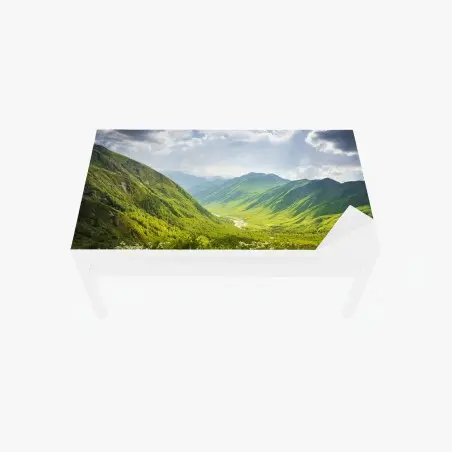 Sticker pour table et bureau paysage montagneux verdoyant à Svaneti – Wallnifity®