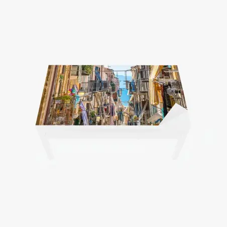 Sticker pour table et bureau ruelle méditerranéenne ensoleillée avec vue sur la mer – Wallnifity®