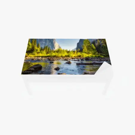 Sticker pour table et bureau vallée montagneuse au bord de l'eau baignée de lumière – Wallnifity®