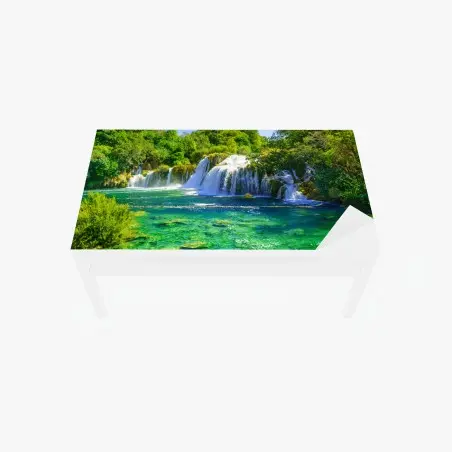 Sticker pour table et bureau cascade émeraude dans une forêt luxuriante – Wallnifity®