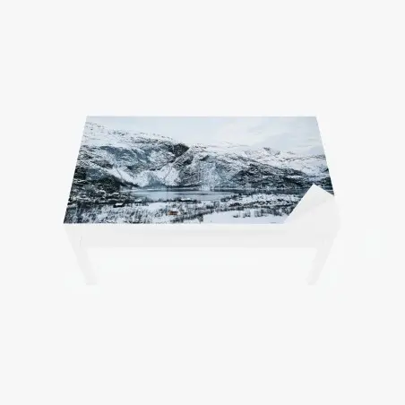 Sticker pour table et bureau calme hivernal au bord du fjord enneigé – Wallnifity®
