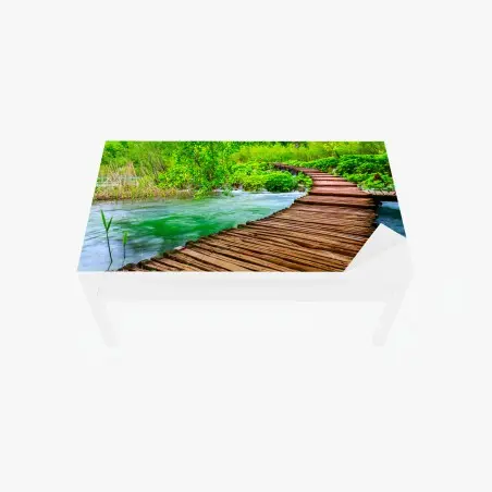 Sticker pour table et bureau passerelle en bois au milieu d'une nature luxuriante – Wallnifity®