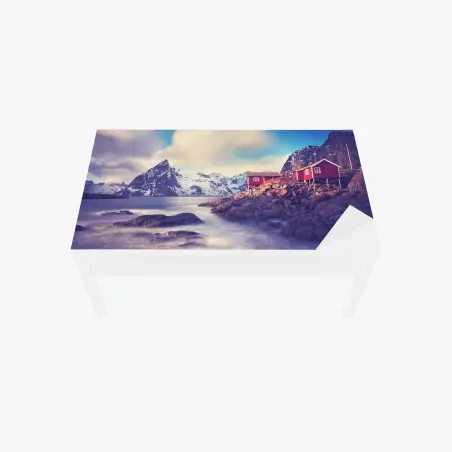 Sticker pour table et bureau maisons rouges au bord du fjord sous les montagnes enneigées – Wallnifity®