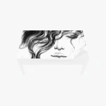 Sticker pour table et bureau portrait éthéré d'une femme aux cheveux ondulés – Wallnifity®