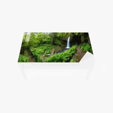 Sticker pour table et bureau cascade dans une forêt verdoyante – Wallnifity®