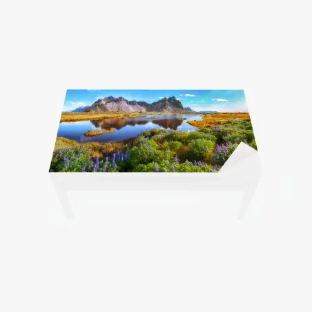 Sticker pour table et bureau prairie de lupins au bord de la lagune de Stokksnes, Vestrahorn – Wallnifity®