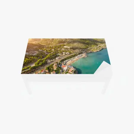 Sticker pour table et bureau village côtier et plage au bord de la mer turquoise – Wallnifity®