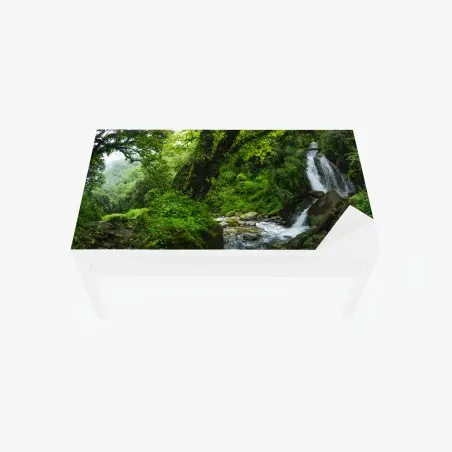 Sticker pour table et bureau cascade tranquille dans une forêt verdoyante – Wallnifity®