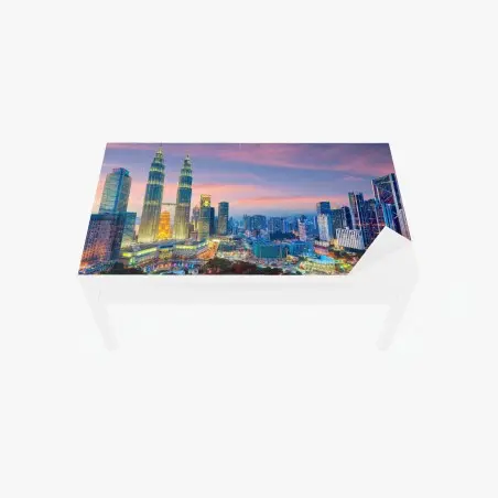 Sticker pour table et bureau panorama au crépuscule de Kuala Lumpur et des tours Petronas – Wallnifity®