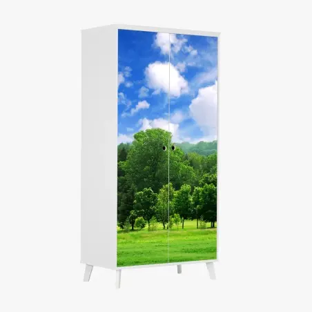 Sticker pour armoire forêt verdoyante sous un ciel bleu éclatant – Wallnifity®