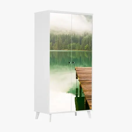 Sticker pour armoire jetée en bois sur un lac brumeux – Wallnifity®