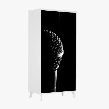 Sticker pour armoire microphone en gros plan sur fond noir – Wallnifity®