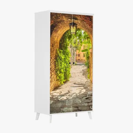 Sticker pour armoire ruelle médiévale verdoyante en Toscane – Wallnifity®