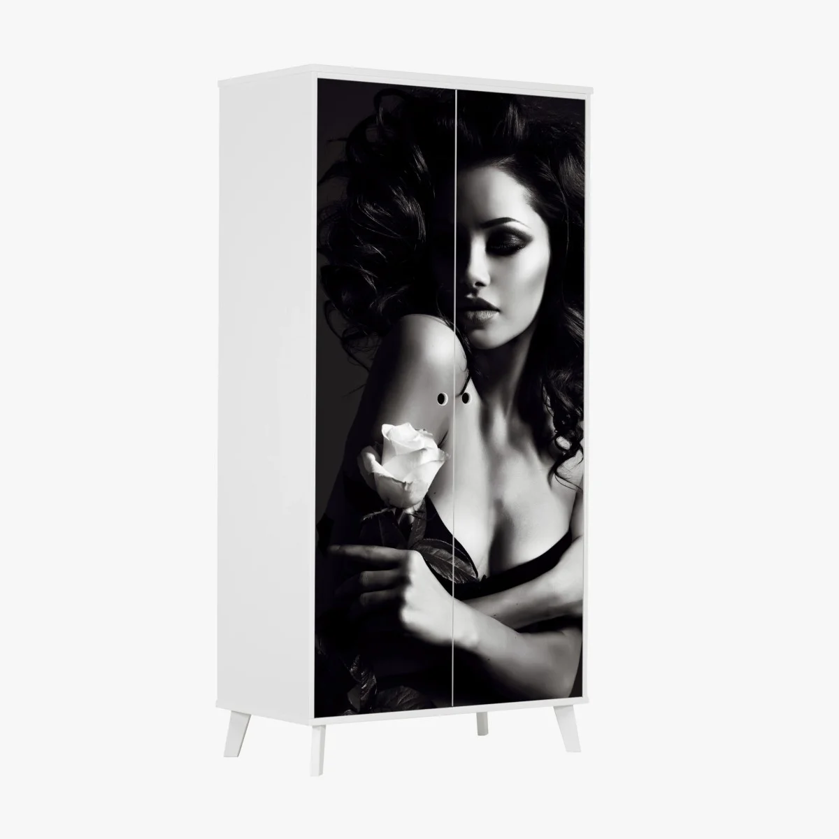Sticker pour armoire portrait glamour en noir et blanc avec rose – Wallnifity® Sticker pour armoire portrait glamour en noir et blanc avec rose – Wallnifity®