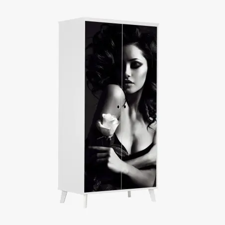 Sticker pour armoire portrait glamour en noir et blanc avec rose – Wallnifity®