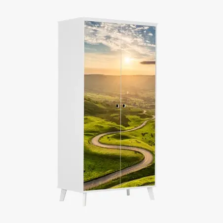 Sticker pour armoire route sinueuse dans les collines verdoyantes au soleil couchant – Wallnifity®