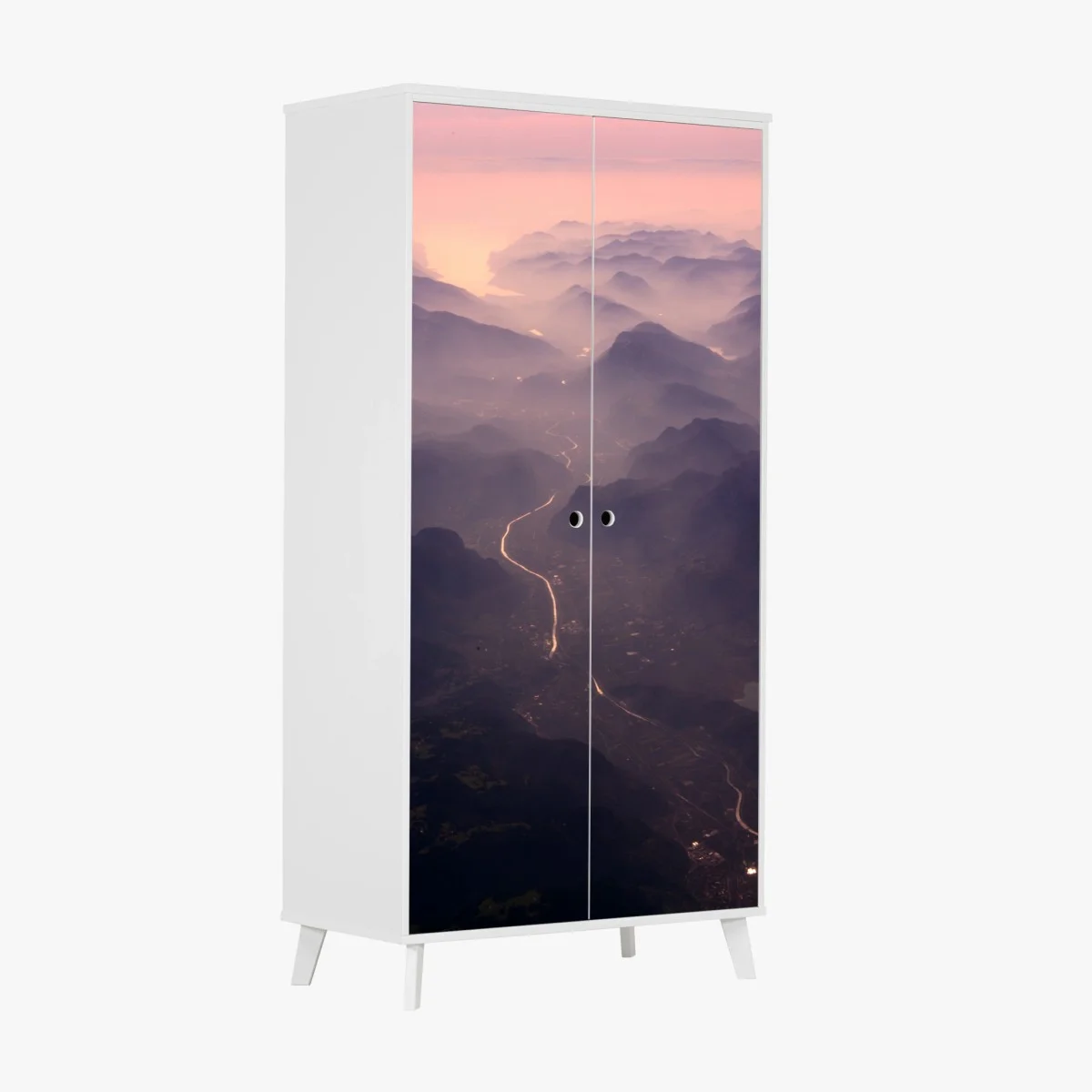Sticker pour armoire paysage brumeux de montagnes et rivière au crépuscule – Wallnifity® Sticker pour armoire paysage brumeux de montagnes et rivière au crépuscule – Wallnifity®