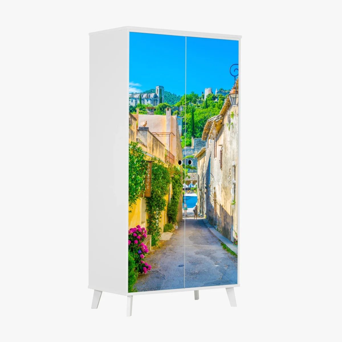 Sticker pour armoire ruelle ensoleillée d'un village en Provence – Wallnifity® Sticker pour armoire ruelle ensoleillée d'un village en Provence – Wallnifity®