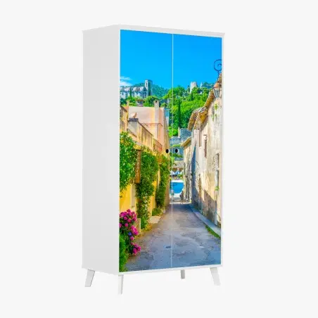 Sticker pour armoire ruelle ensoleillée d'un village en Provence – Wallnifity®