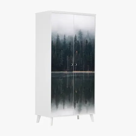Sticker pour armoire forêt brumeuse au bord du lac, reflet apaisant – Wallnifity®