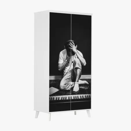 Sticker pour armoire portrait intimiste d'un musicien en studio – Wallnifity®