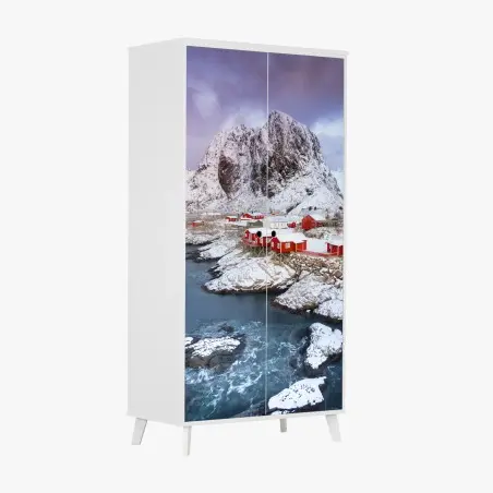 Sticker pour armoire village de cabanes rouges au pied des montagnes – Wallnifity®