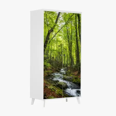 Sticker pour armoire forêt verdoyante et ruisseau paisible – Wallnifity®