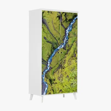 Sticker pour armoire rivière sinueuse au cœur d'un tapis de mousse – Wallnifity®