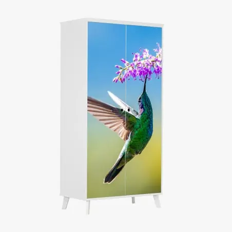 Sticker pour armoire colibri émeraude en vol près d'une fleur violette – Wallnifity®