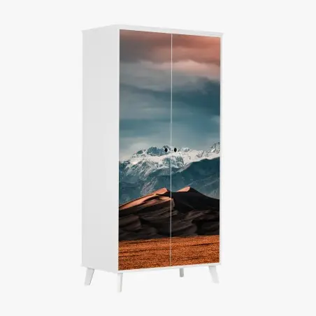 Sticker pour armoire contraste saisissant entre dunes et montagnes enneigées – Wallnifity®
