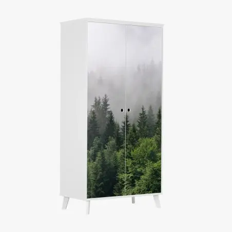 Sticker pour armoire brume mystérieuse sur la forêt de conifères – Wallnifity®