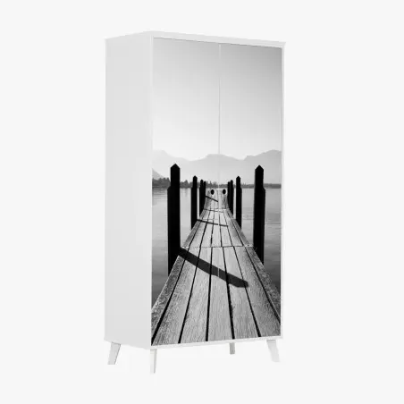 Sticker pour armoire ponton sur un lac montagneux en noir et blanc – Wallnifity®