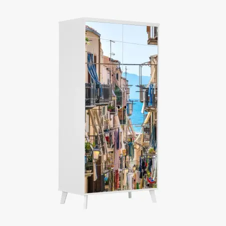 Sticker pour armoire ruelle méditerranéenne ensoleillée avec vue sur la mer – Wallnifity®